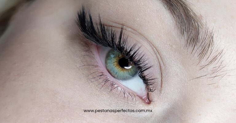 Aplicación de extensiones de pestañas en San Pedro con técnica Clean Lash