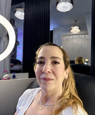 Aplicación de extensiones de pestañas en San Pedro con técnica Clean Lash