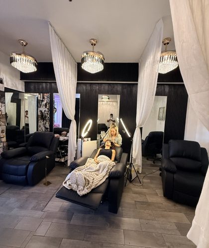 Aplicación de extensiones de pestañas en San Pedro con técnica Clean Lash
