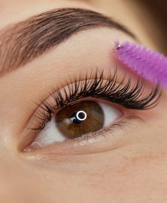 Aplicación de extensiones de pestañas en San Pedro con técnica Clean Lash