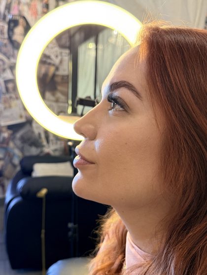 Aplicación de extensiones de pestañas en San Pedro con técnica Clean Lash