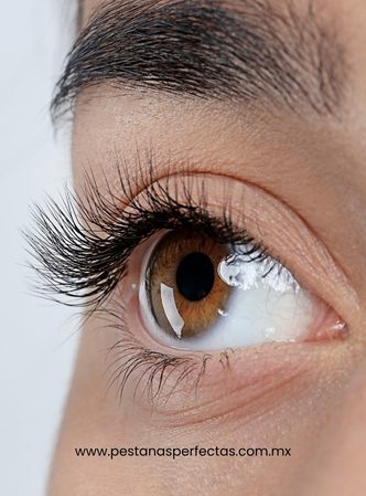 Aplicación de extensiones de pestañas en San Pedro con técnica Clean Lash